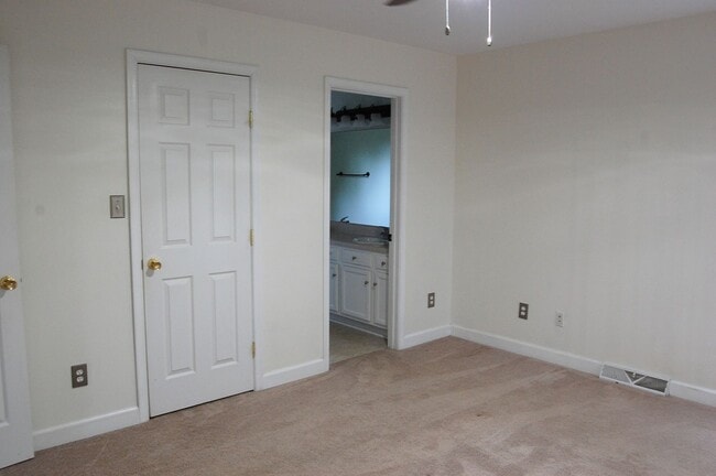 Building Photo - 3 Bedroom Home in Forest
