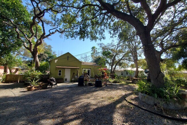 Building Photo - Charming Three bedroom one bath with huge backyard