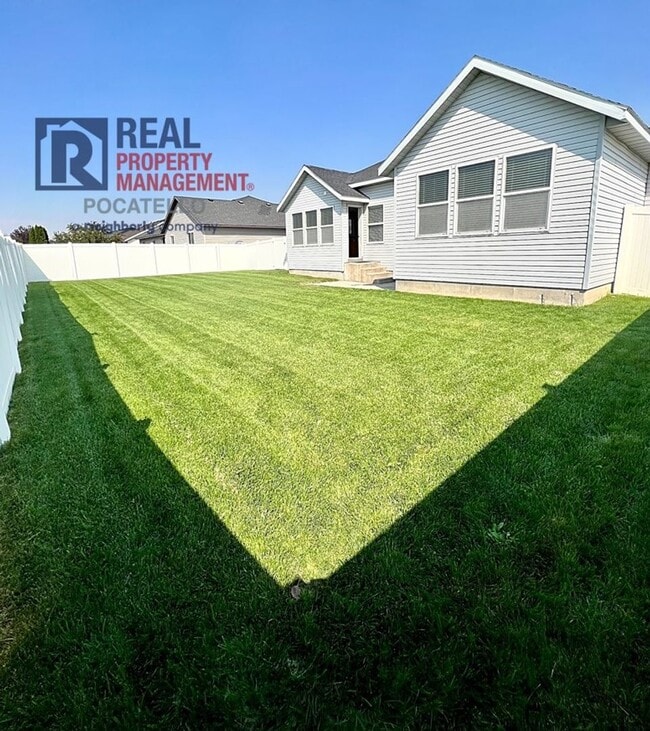 Building Photo - Beautiful 6 Bedroom 3 Bath house - 2 Car Garage - 6 month lease