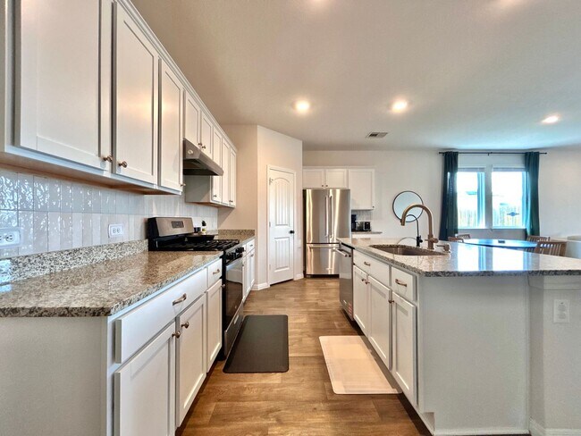 Building Photo - 401 Town Lk Bnd