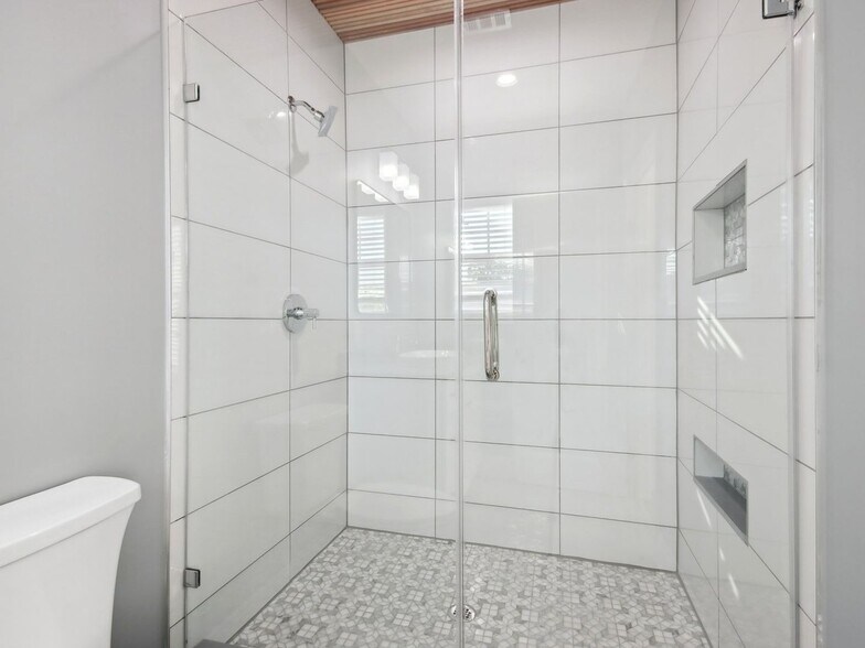 Building Photo - 1904 Calumet St