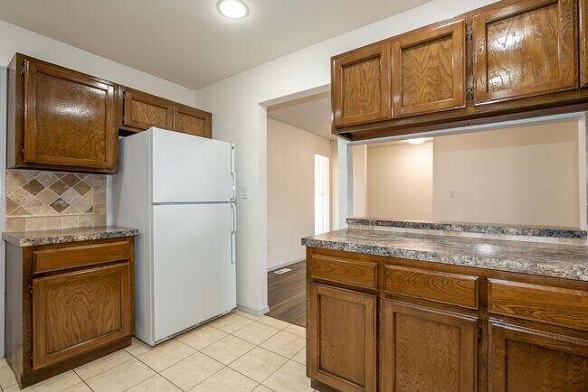 Building Photo - 3 Bed | 2 Bath Duplex in Central Tulsa!