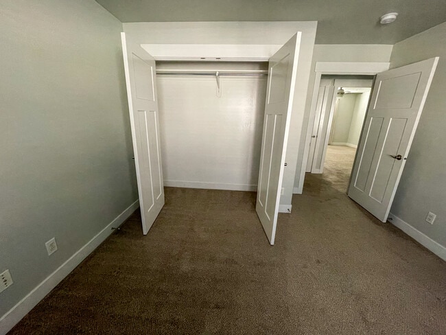 Building Photo - 865 S Aspen Wy