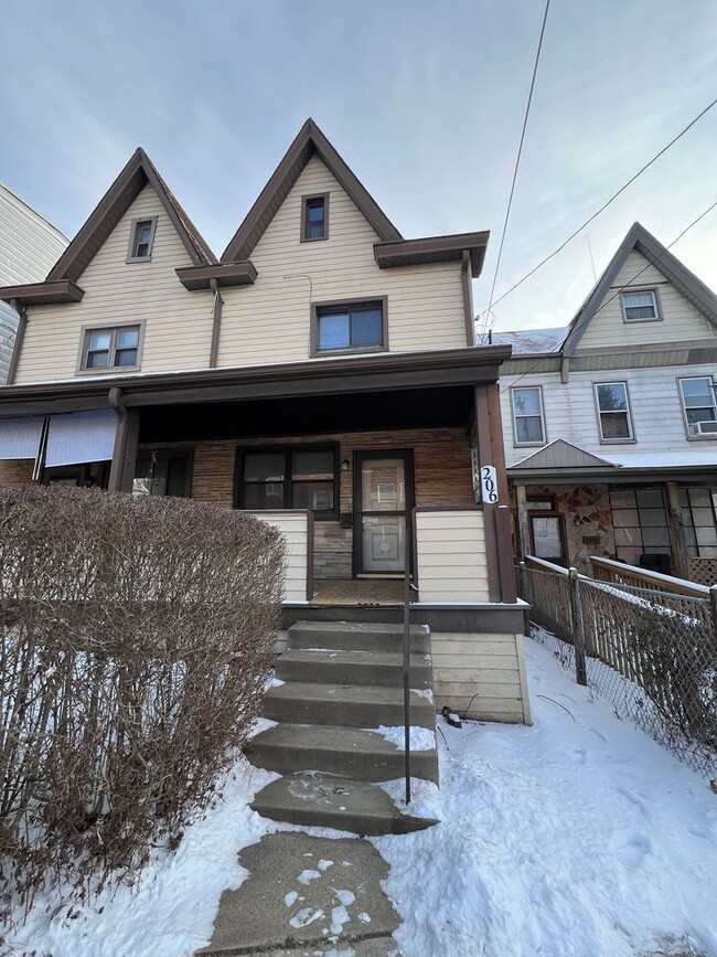 Building Photo - Updated 2BR townhouse with garage!