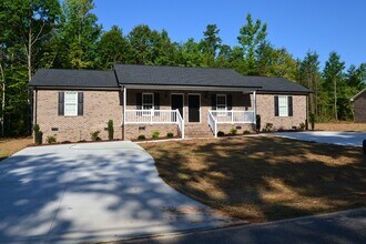 Building Photo - This 2 BR, 1 BA Duplex for rent in a super...