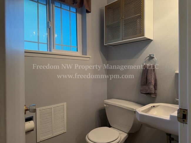 Building Photo - 1537 Draham St NE