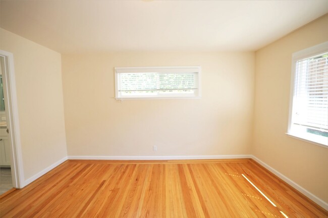 Building Photo - Beautifully Remodeled 3 Bed/2 Bath House i...