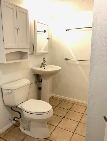 Full bath with shower - 4995 S Inca Dr