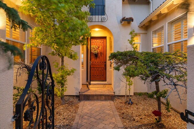 Building Photo - Elegant Arrowcreek Home!