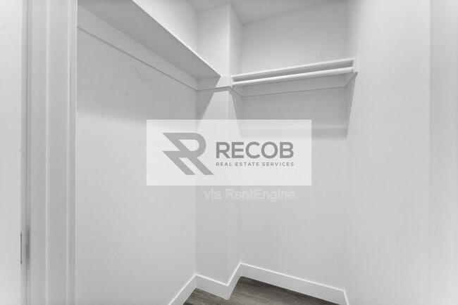 Building Photo - 832 Desty St