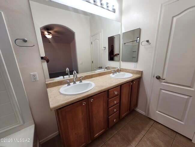 Building Photo - 4123 E Coolbrooke Dr