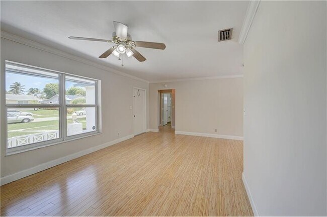 Building Photo - 110 Seminole Ln