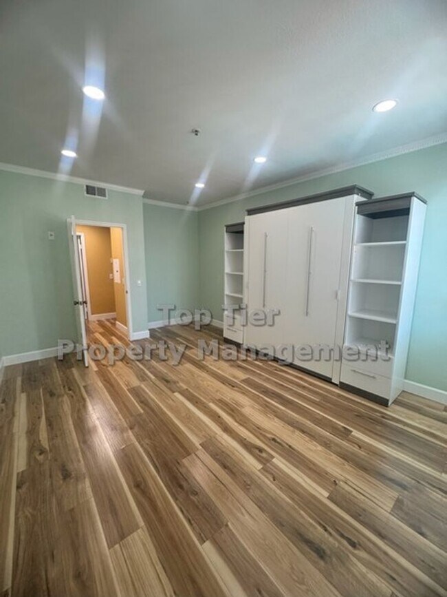 Building Photo - Upgraded Top-Floor 2 bed/ 2 bath with Pool...