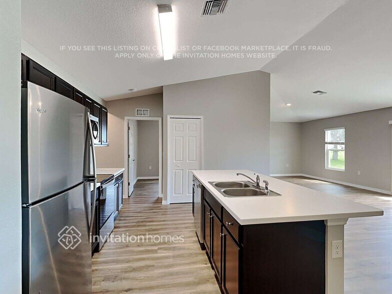 Building Photo - 703 NE Juanita Pl