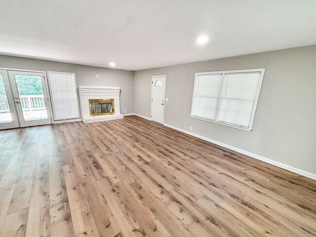 Building Photo - Renovated Brick Ranch w/Basement