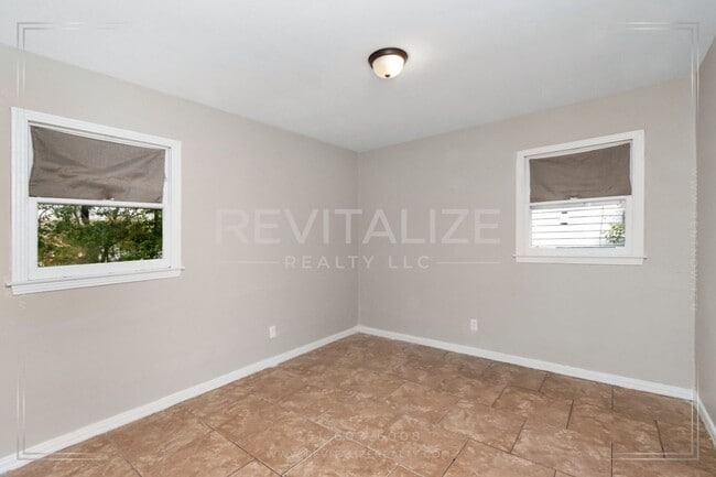 Building Photo - 3 Bed/1 Bath Home with Large Yard and Fence!