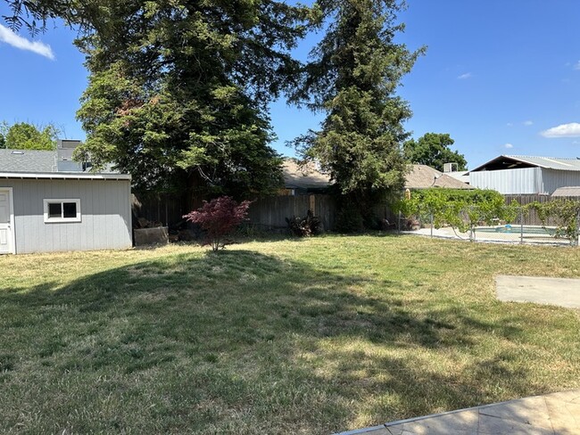 Building Photo - Modesto 4 Bedroom 2 Bath home 2 Car Garage...