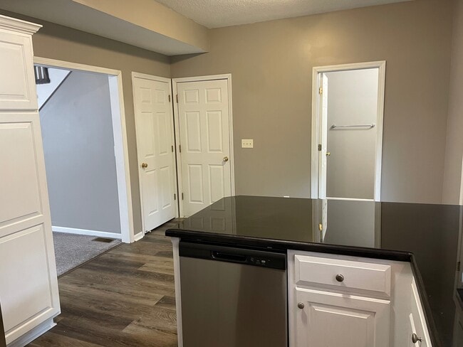 Building Photo - 5100 Hardy Ct