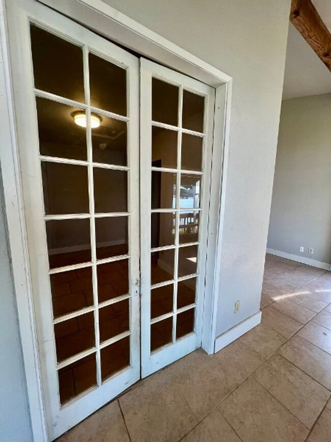 Building Photo - Beachfront Cabin - Water Included