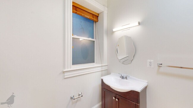 Building Photo - Renovated 2 Bedroom 2 Bath in Columbia Hei...