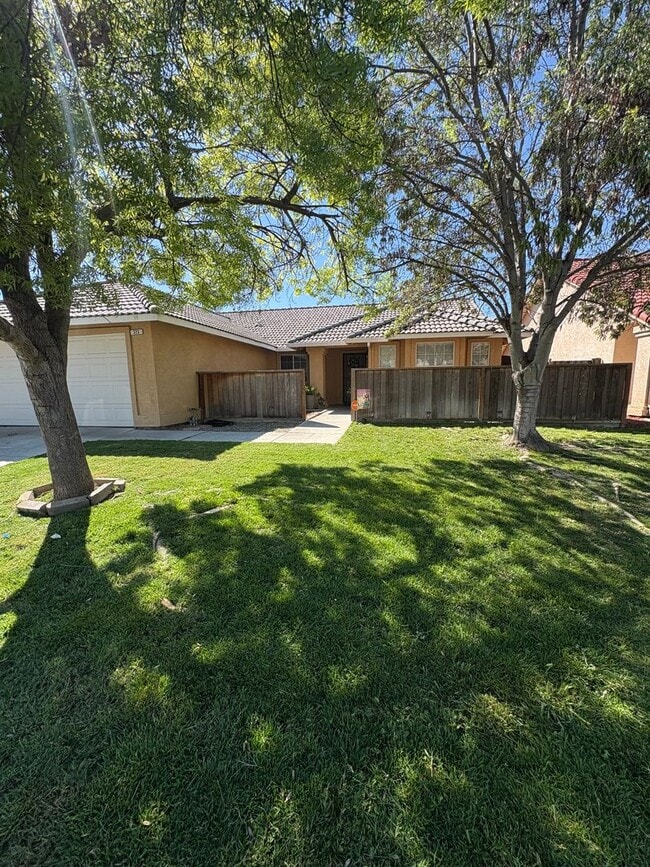 Building Photo - AVAILABLE NOW– Beautiful & Spacious 4 Bedroom Home!