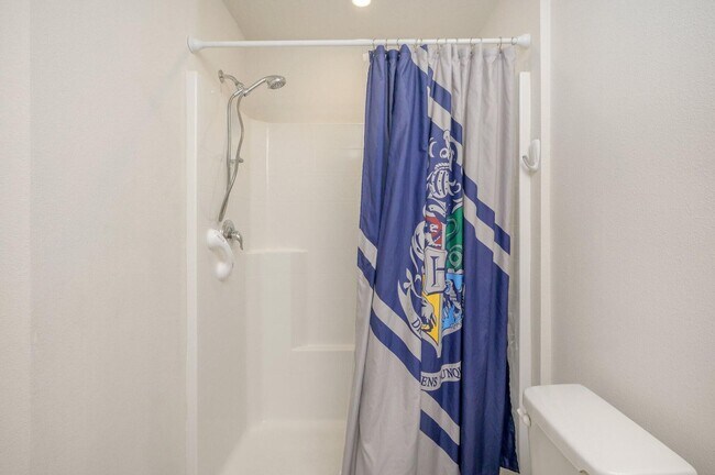 Building Photo - Charming 4-Bed Home in Quiet DeFuniak Springs Neighborhood!