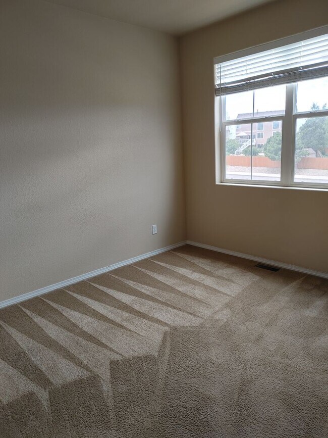 Building Photo - Stylish & Spacious 2BD Townhome in Stetson...