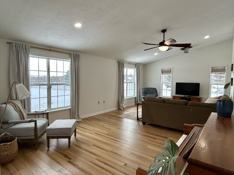 Building Photo - 40020 Selos Rd