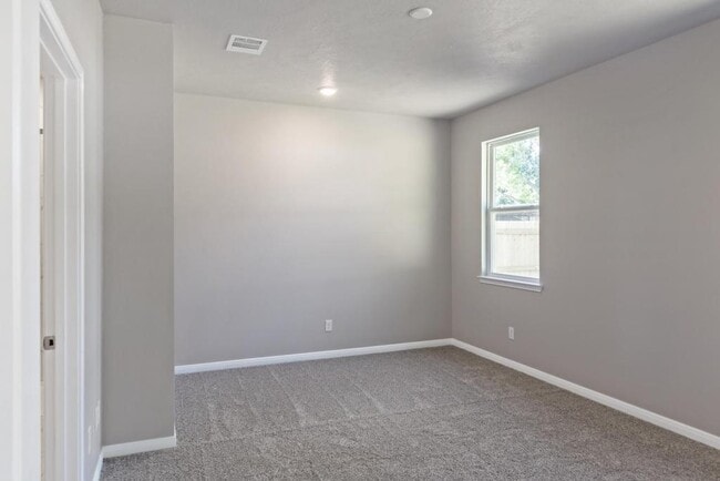 Building Photo - 106 N Oneal St