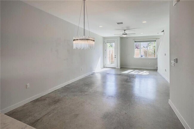 Building Photo - 801 N Bluff Dr