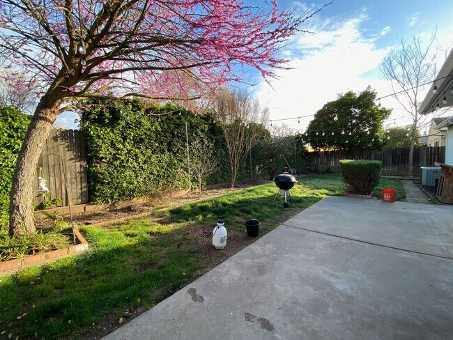 Building Photo - Beautiful 3 BDRM, 2 BATH Home w/ American ...