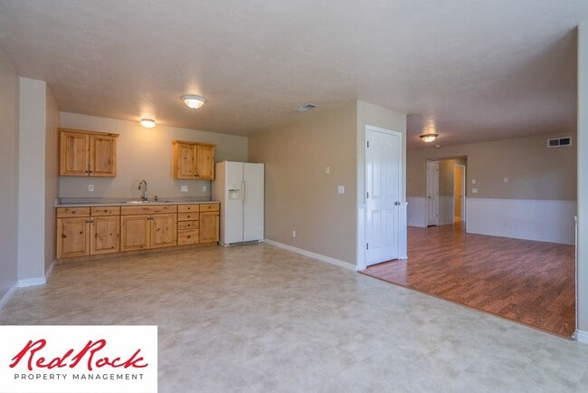 Building Photo - 5 Bedroom Pet Friendly Home! MOVE IN SPECI...