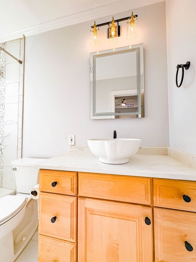 Building Photo - Downtown Living! 2 Bedroom 2 Bath Apartment (No Pets)