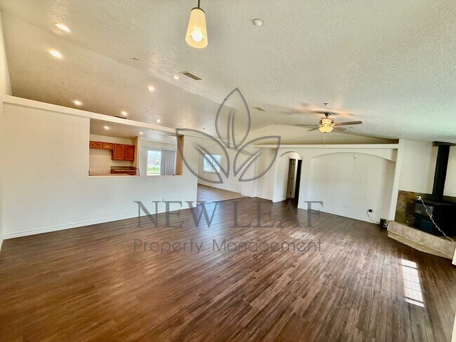 Building Photo - 4 Bedroom home on Private lot in PHELAN CA