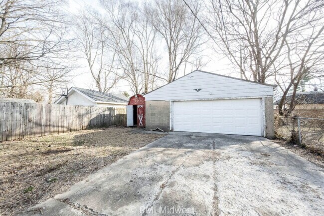 Building Photo - "Charming 2-Bedroom Retreat in Heart of In...
