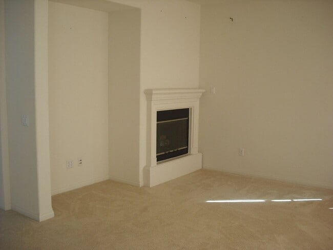 Building Photo - Love living near the Beach into this spacious 5 bedroom home