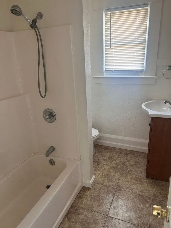 Building Photo - Charming 4 Bedroom/2 Bath Home in Modesto Ca