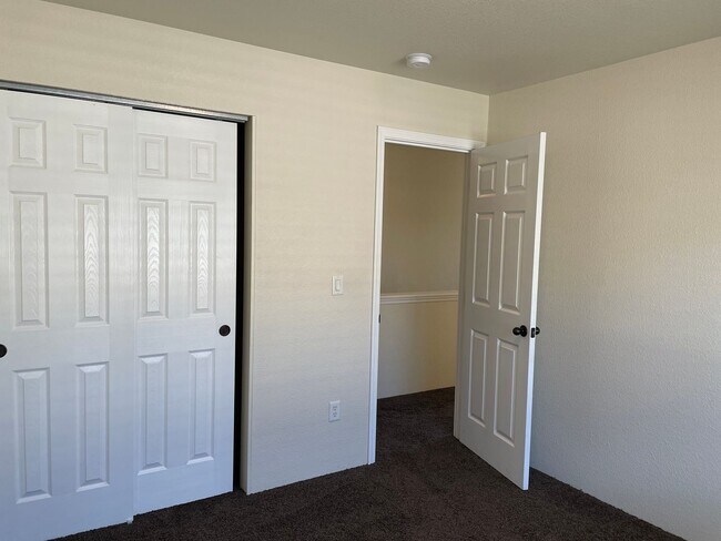 Building Photo - Very Nice 3 Bedroom 2.5 Bathroom Townhome ...