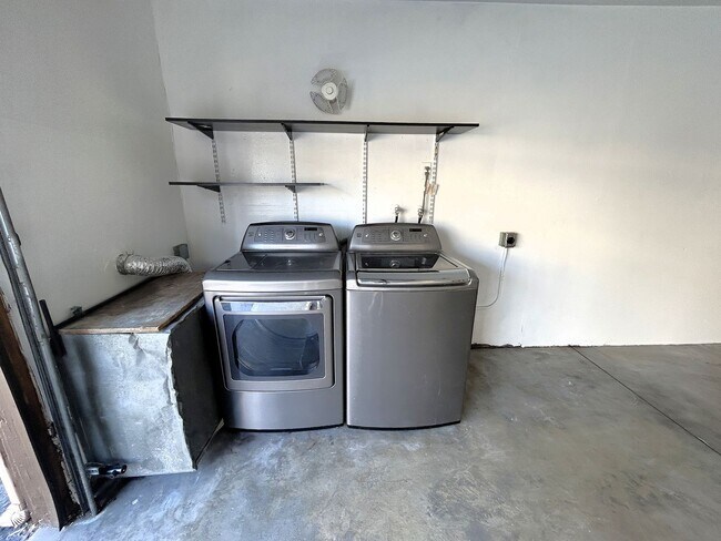 Building Photo - 1924 Hawaii St