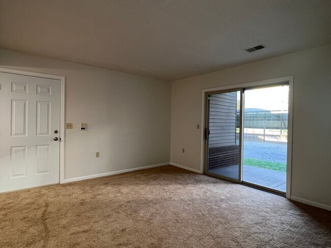 Building Photo - Downtown 2-Bdr 2-Bth Condo - First Floor -...