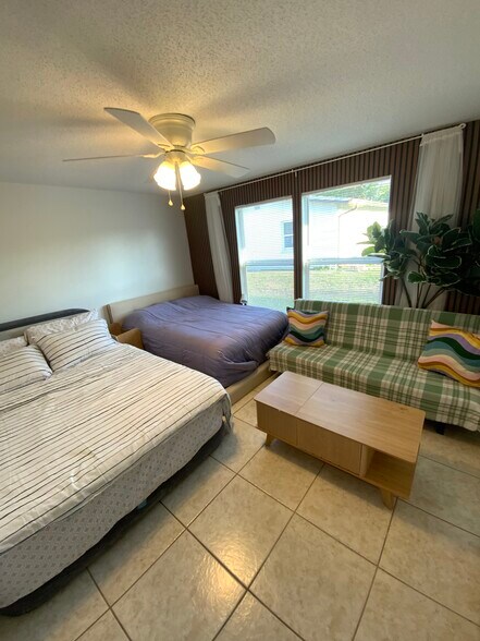 2x1 master room with lots of sleeping area , extra air mattress needs to be requested l futon tin si - 2440 Manasota Beach Rd
