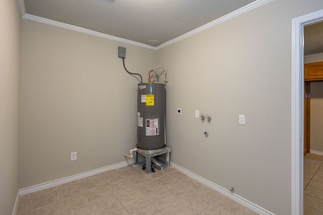 Building Photo - Spacious 4 bedroom in 77707. More pics com...
