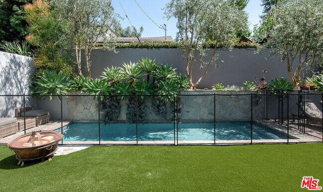 Building Photo - 12142 Hollyglen Pl
