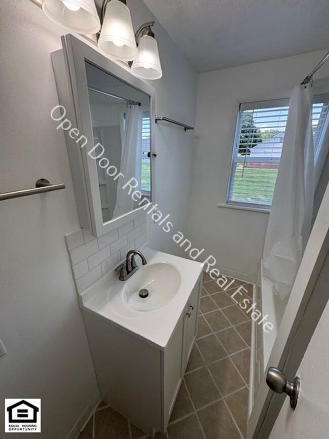 Building Photo - Newly remodeled 2 bedroom home!