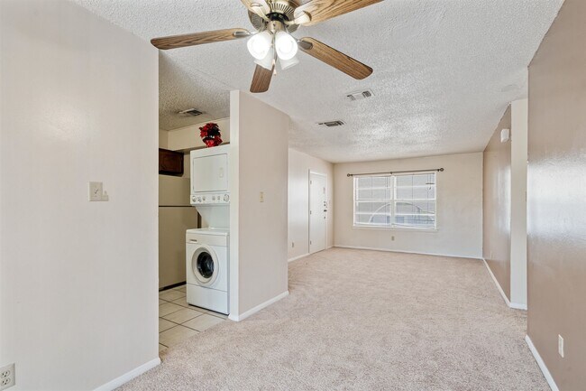 Building Photo - 221 Mary Lou Dr