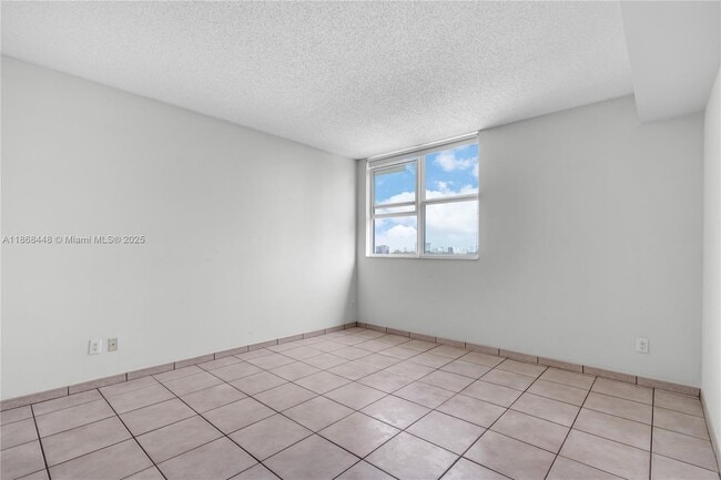 Building Photo - 2475 Brickell Ave
