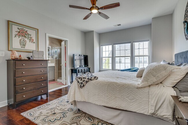Building Photo - Belmont Bay Beauty! Three level two car ga...