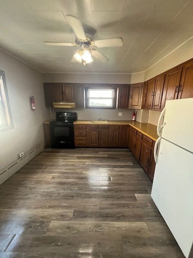 Building Photo - 3 bedroom 1.5 bathroom