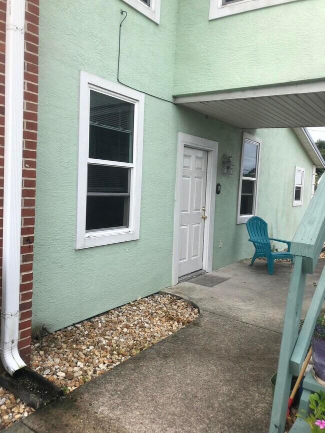 Building Photo - 1708 Oak St