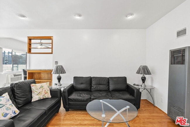 Building Photo - 15529 Moorpark St